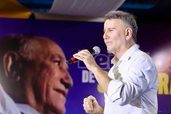 Imagem colorida mostra eduardo siqueira - Metrópoles