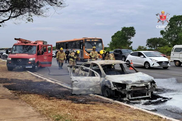 Incêndio em veículo no Eixo Monumental