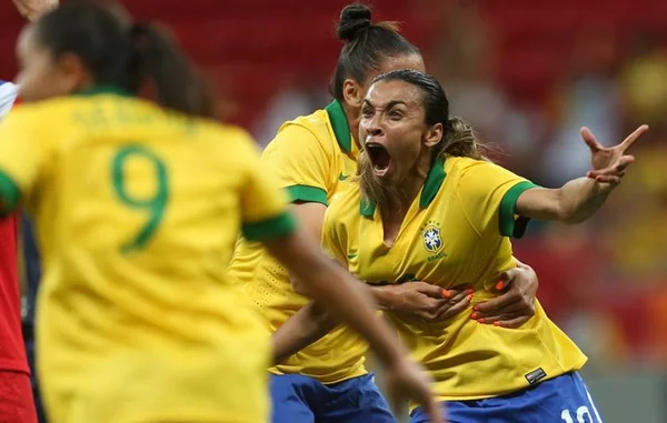 Marta comemorando gol