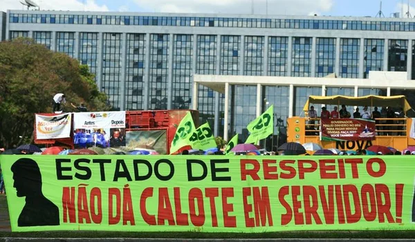 Servidores do DF sobem o tom após Rollemberg negar reajuste