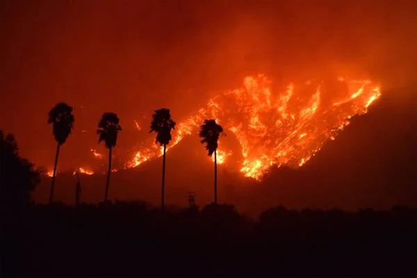 Incêndio na Califórnia deixa 1 morto e milhares de evacuados