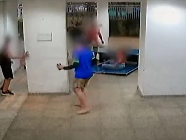 Imagem mostra momento em que mulher leva chute no rosto desferido por vizinho