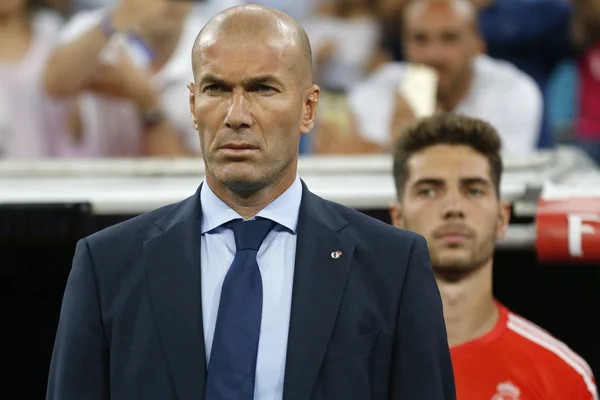 Foto colorida de Zinédine Zidane e Luca Zidane - Metrópoles