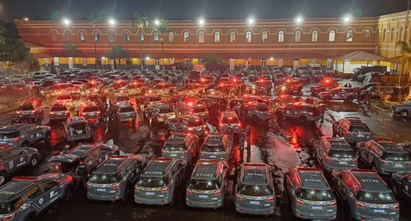 foto colorida de viaturas policiais a postos para participar da operação Fim de Linha, do MPSP, que mira empresas de ônibus suspeitas de ligação com o PCC - Metrópoles