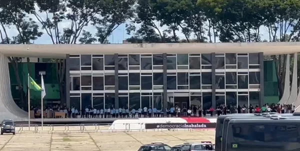 Vídeo: ministros e servidores abraçam STF no início do Ano Judiciário