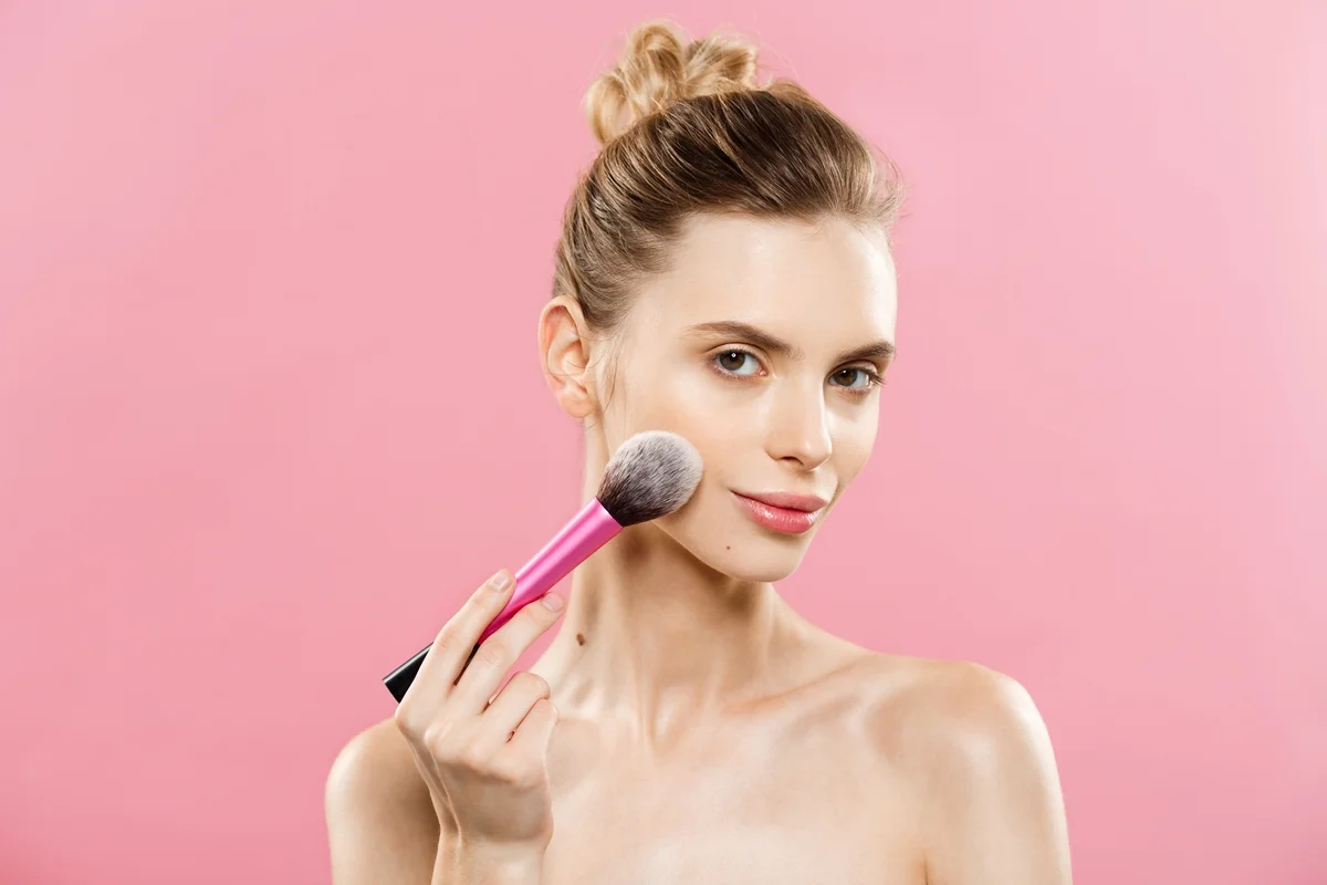 Fãs de beleza já sabem: blush tailoring é o truque do momento na make