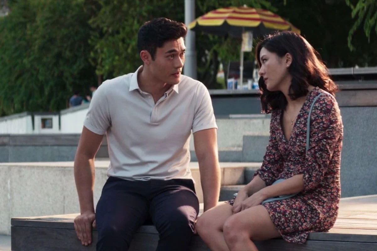 A obra é baseada no livro Crazy Rich Asians, do autor Kevin Kwan, e tem inspiração em uma parte da vida real do escritor da obra. A obra é baseada no livro Crazy Rich Asians, do autor Kevin Kwan, e tem inspiração em uma parte da vida real do escritor da obra.