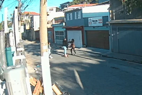 A vítima caminhava na Vila Bonilha, em Pirituba, quando foi abordada por um homem que a atacou com uma sacola de fezes de cachorro