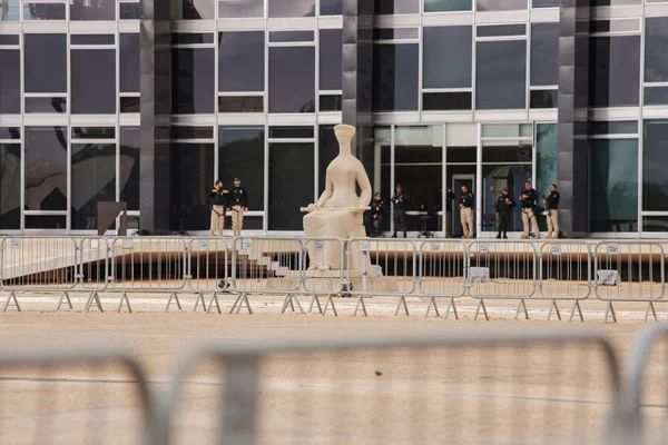 A Polícia Militar do Distrito Federal faz esquema reforçado de segurança na Praça dos Três Poderes durante o julgamento do ex-presidente Jair Bolsonaro (PL) e de mais sete aliados