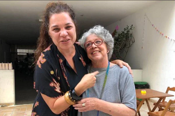 Foto colorida de duas mulheres-Metrópoles