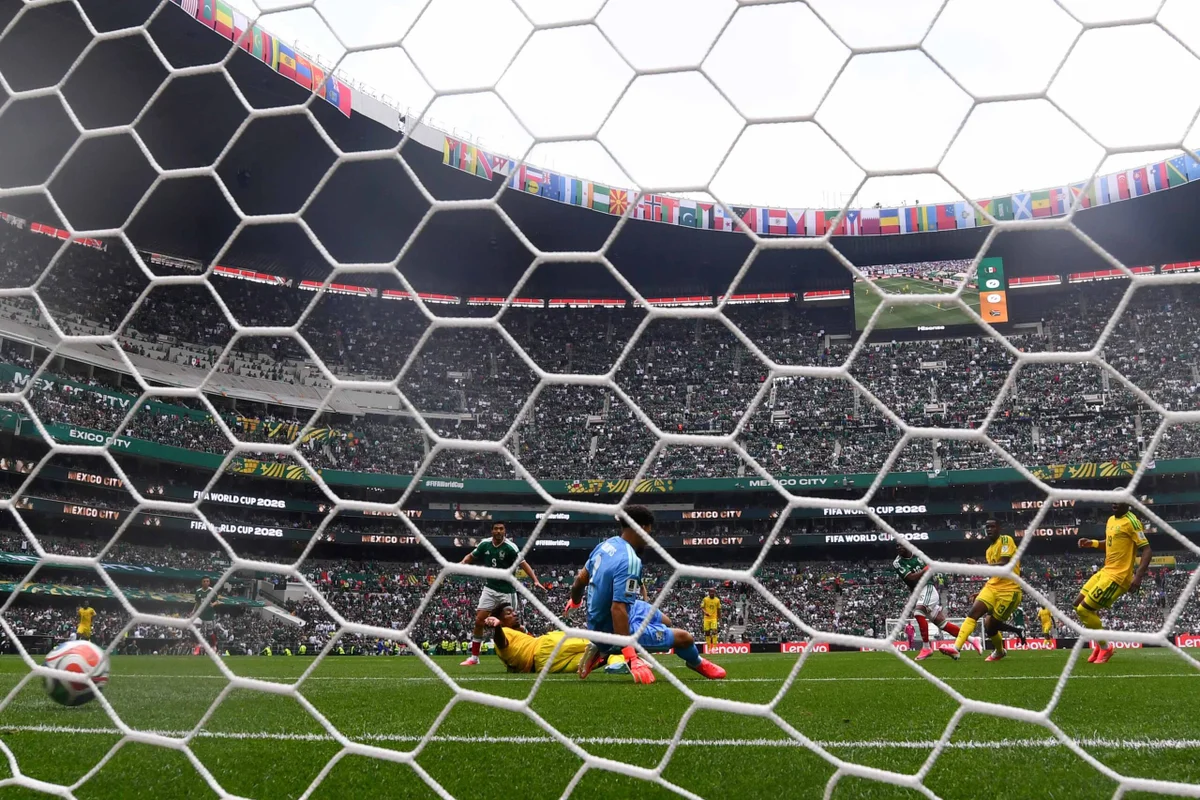 O México fez bonito dentro e fora de campo na abertura da Copa do Mundo. Após uma bonita festa de abertura, os donos da casa venceram a África do Sul por 2 x 0 O México fez bonito dentro e fora de campo na abertura da Copa do Mundo. Após uma bonita festa de abertura, os donos da casa venceram a África do Sul por 2 x 0
