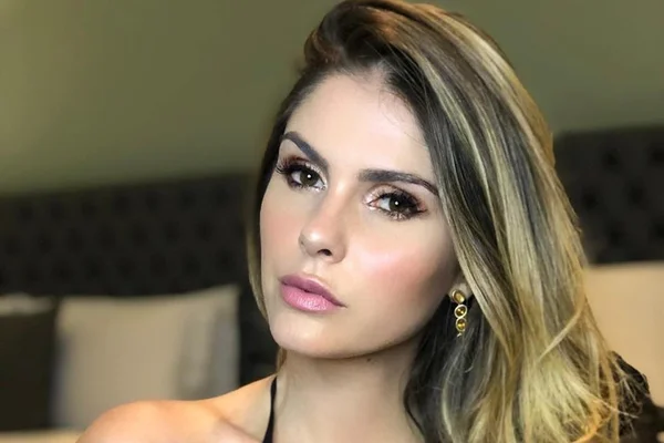 Bárbara Evans com cabelos loiros