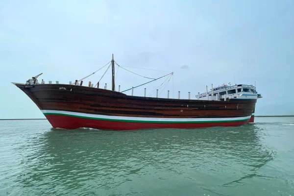 Navio com bandeira indiana naufraga após explosão perto de Omã