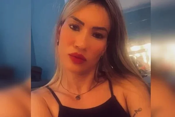 mulher loira com batom vermelho