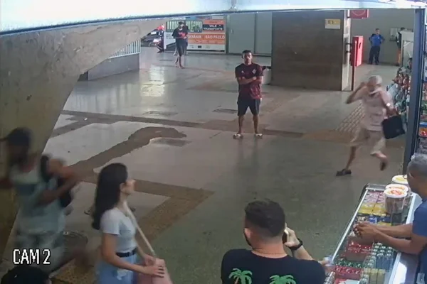 Vídeo: idoso sai correndo atrás de ladrão de celular na Rodoviária