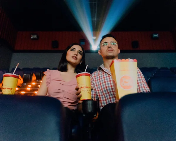 Fotografia colorida mostrando casal no cinema-Metrópoles