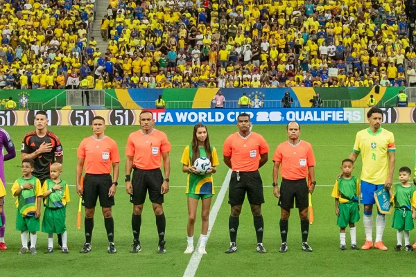 Giovana Estevão entra em campo com a bola da partida no confronto entre Brasil e Colômbia - Metrópoles