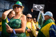 Apoiadores de Bolsonaro fazem ato em frente ao hospital em que ele realiza procedimento 