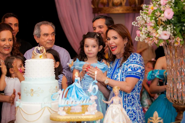 Victoria Lira entre familiares para o parabéns Victoria Lira entre familiares para o parabéns