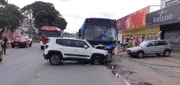 Colisão entre ônibus e carro deixa dois feridos e interdita via no DF - imagem 2 Colisão entre ônibus e carro deixa dois feridos e interdita via no DF - imagem 2