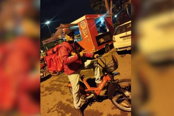 Um motociclista foi encontrado morto ao lado de sua moto na quadra 301 de Águas Claras, no Distrito Federal. A vítima, Marcos Paulo Alcântara (foto em destaque), de 40 anos, foi vista por um policial militar que chamou socorro, mas ele já estava sem vida. A Polícia Civil do Distrito Federal (PCDF) investiga se ele foi atropelado ou se sofreu algum acidente.