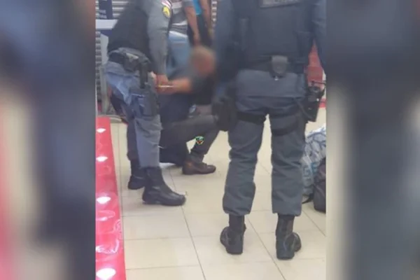 Idoso joga gasolina e tenta atear fogo em loja no centro de Manaus