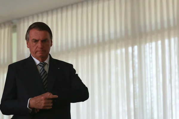 O presidente Bolsonaro caminha em evento de apoio por parte de prefeitos à sua reeleição das eleições de 2022, no Planalto - Metrópoles