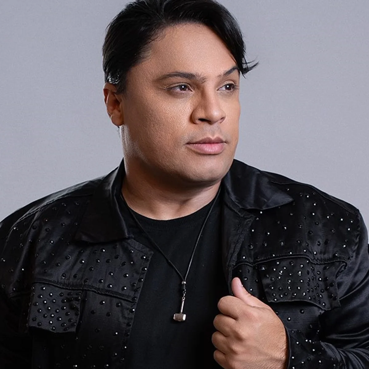 Filho do cantor Neto Araújo sofre acidente ao seguir para o velório