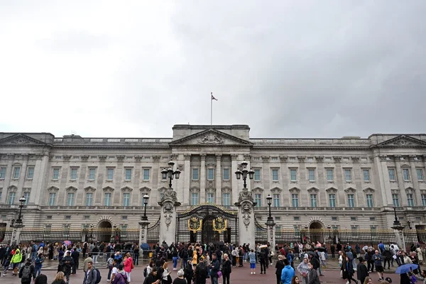 Foto colorida. Palácio de Buckingham