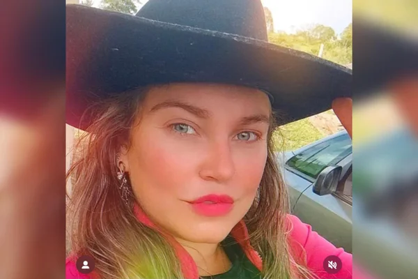 Imagem colorida de uma mulher branca com olhos claros e cabelos loiros - Metrópoles