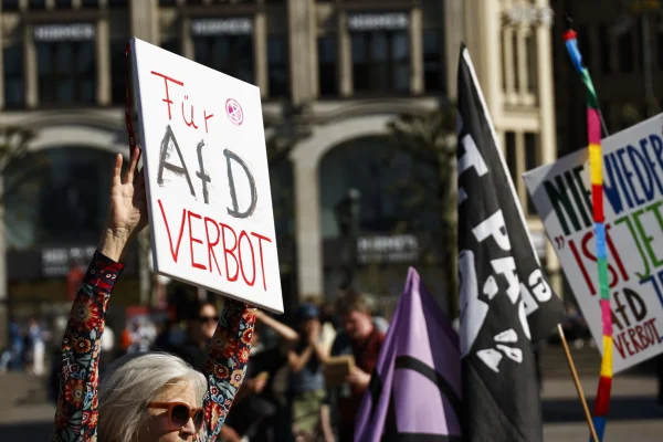 Imagem colorida de manifestação na Espanha contra a extrema direita - Metrópoles