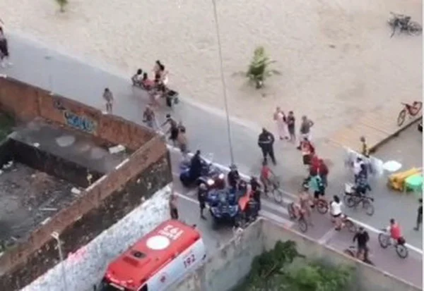 Imagem colorida de acidente de paramotor após queda em praia de Recife, em Pernambuco - Metrópoles