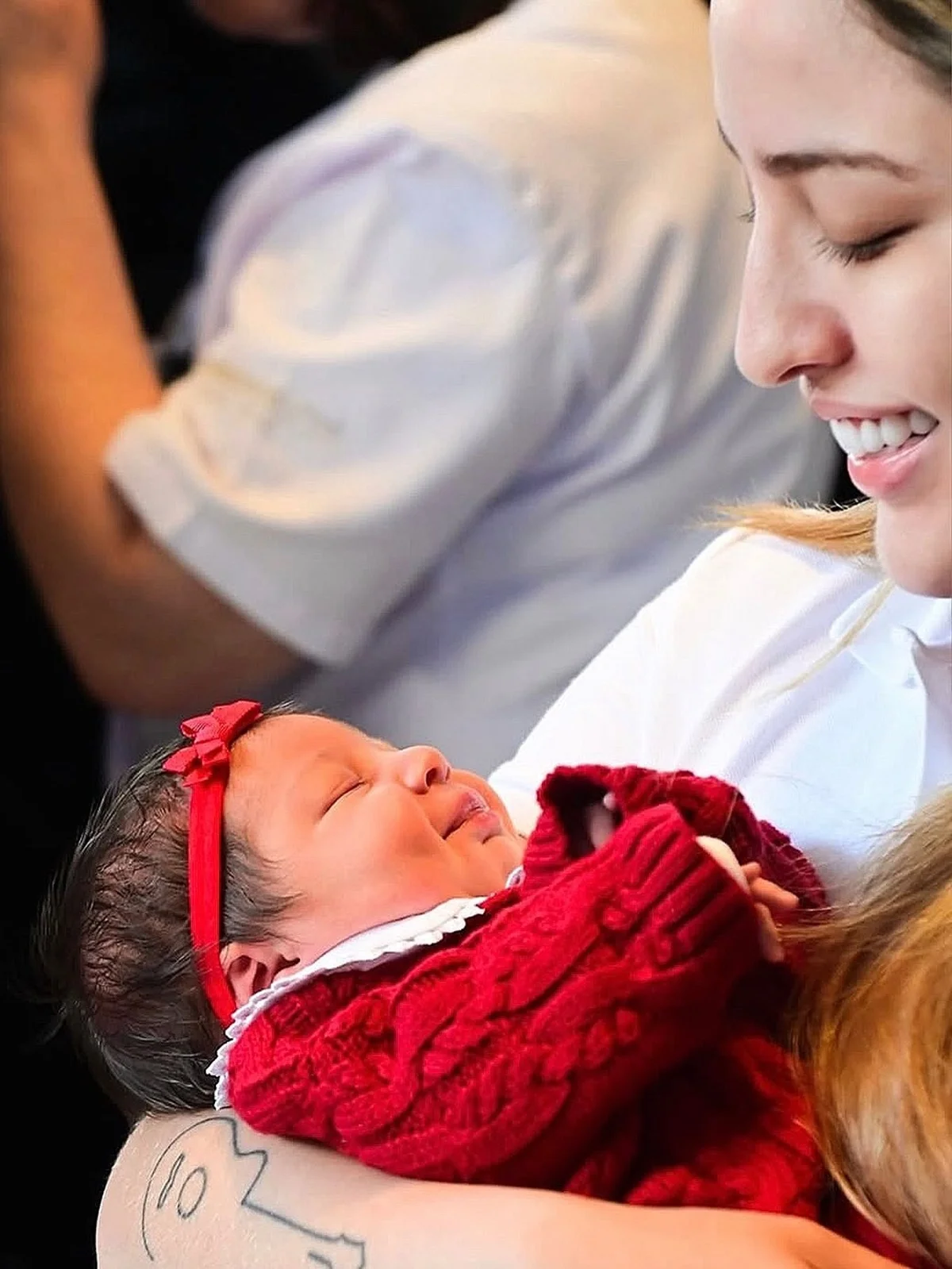 Mari Fernandez posa com Isabela no colo Mari Fernandez posa com Isabela no colo