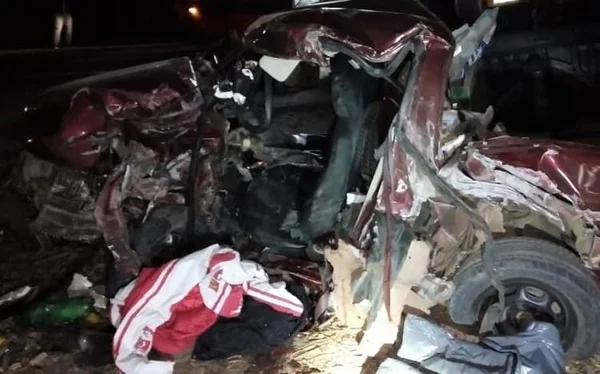 Carro fica completamente destruído e dois morrem em acidente