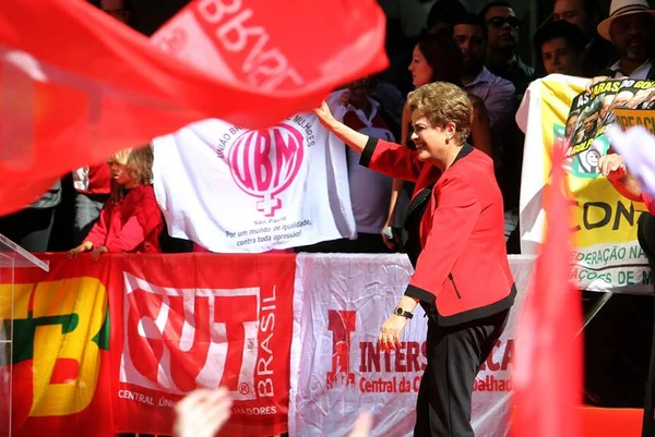 Dilma anuncia reajuste de 9% no Bolsa Família e correção de 5% no IRPF