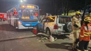 Acidente entre carro e dois ônibus na Hélio Prates interdita trânsito na região Acidente entre carro e dois ônibus na Hélio Prates interdita trânsito na região