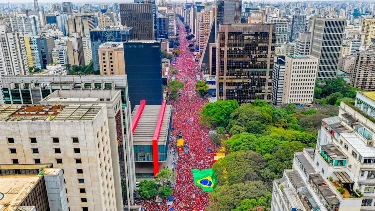 Presidente Lula durante ato ”Lula em São Paulo, O Brasil Pronto Pra Mais” na Avenida Paulista, em São Paulo Presidente Lula durante ato ”Lula em São Paulo, O Brasil Pronto Pra Mais” na Avenida Paulista, em São Paulo