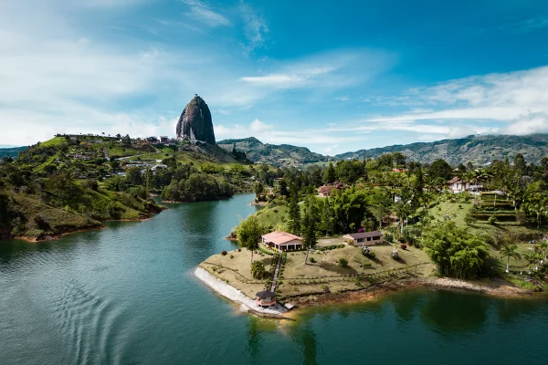 Foto colorida de vista panorâmica de cidade - Metrópoles