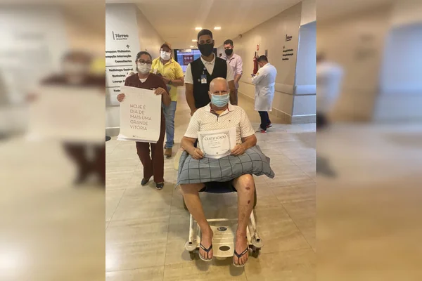 homem em cadeira de rodas