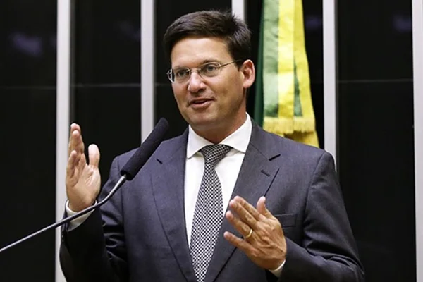 Ministro de Bolsonaro admite a colegas que disputará governo da Bahia