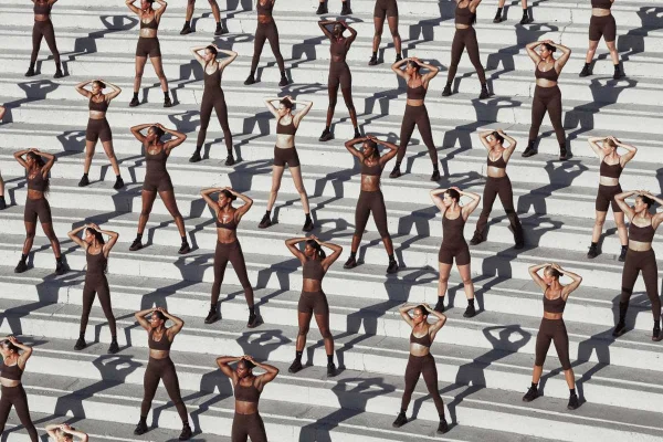A imagem mostra diversas mulheres reunidas em uma escadaria se exercitando - Metrópoles