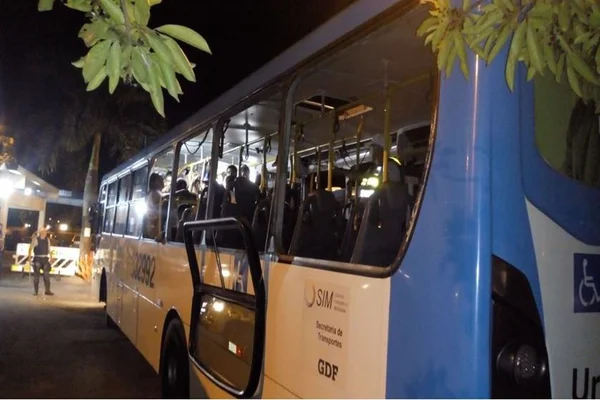 Vandalismo. Carnaval termina com 58 ônibus depredados no DF