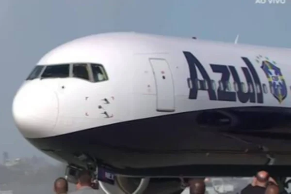 Avião da CBF deixa EUA e volta ao Rio de Janeiro com apenas um jogador