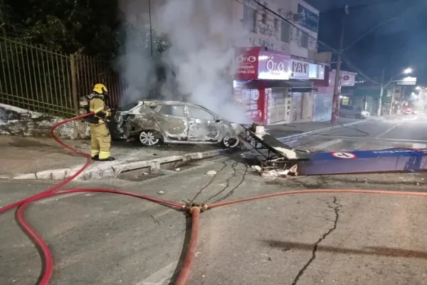 Imagem colorida do Corpo de Bombeiro apagando o fogo - Metrópoles