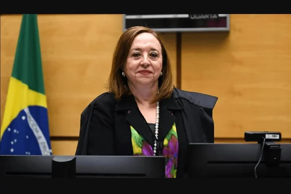 Mulher em tribunal da Justiça