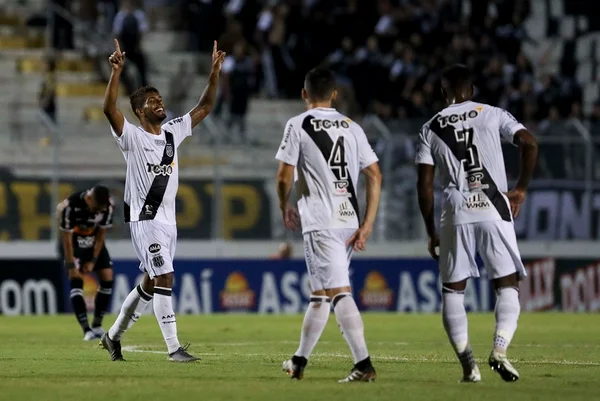 Luan desperdiça pênalti e Corinthians perde para a Ponte Preta