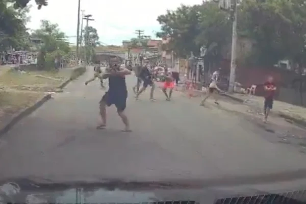 Imagem colorida mostra grupo de criminosos armados parando trânsito na zona norte do Rio de Janeiro - Metrópoles
