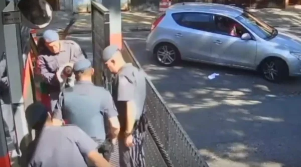 Policial salva recém-nascido engasgado com leite; veja vídeo