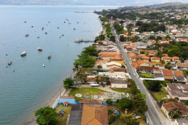 Imagens coloridas mostram cidade litorânea vista do alto
