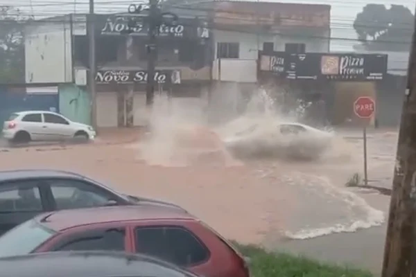 Crianças em desespero e cascata na rua: chuva castiga cidade do DF